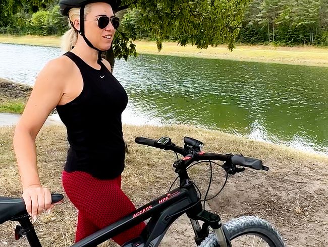 EXTREM perverse Fahrradtour | ÖFFENTLICHER AO Fick mit XXXL Spermafresse + Pissfotze...!